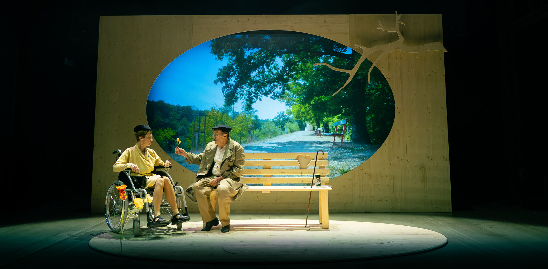 V parku. Zuzana Hrzalová a Josef Kotěšovský. Foto: Jan Malíř. 